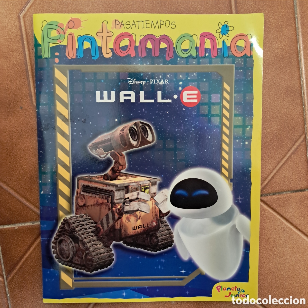 Libros de segunda mano: Pintaman&iacute;a Pasatiempos: DISNEY PIXAR WALL-E (Planeta Junior, 2007). Sin usar. - Foto 1