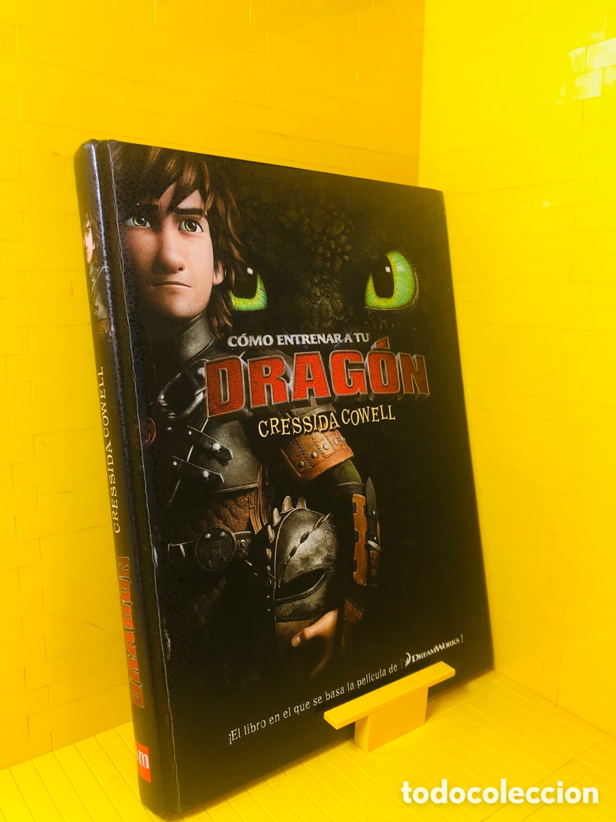 Libros de segunda mano: COMO ENTRENAR A TU DRAG&Oacute;N ● SM ● 2014 ● DREAMWORKS ● LIBRO EN EL QUE SE BASA LA PEL&Iacute;CULA - Foto 1