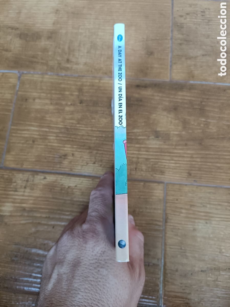 Libros de segunda mano: Libro Un d&iacute;a en el Zoo -Espa&ntilde;ol/Ingl&eacute;s- Disney - Foto 3