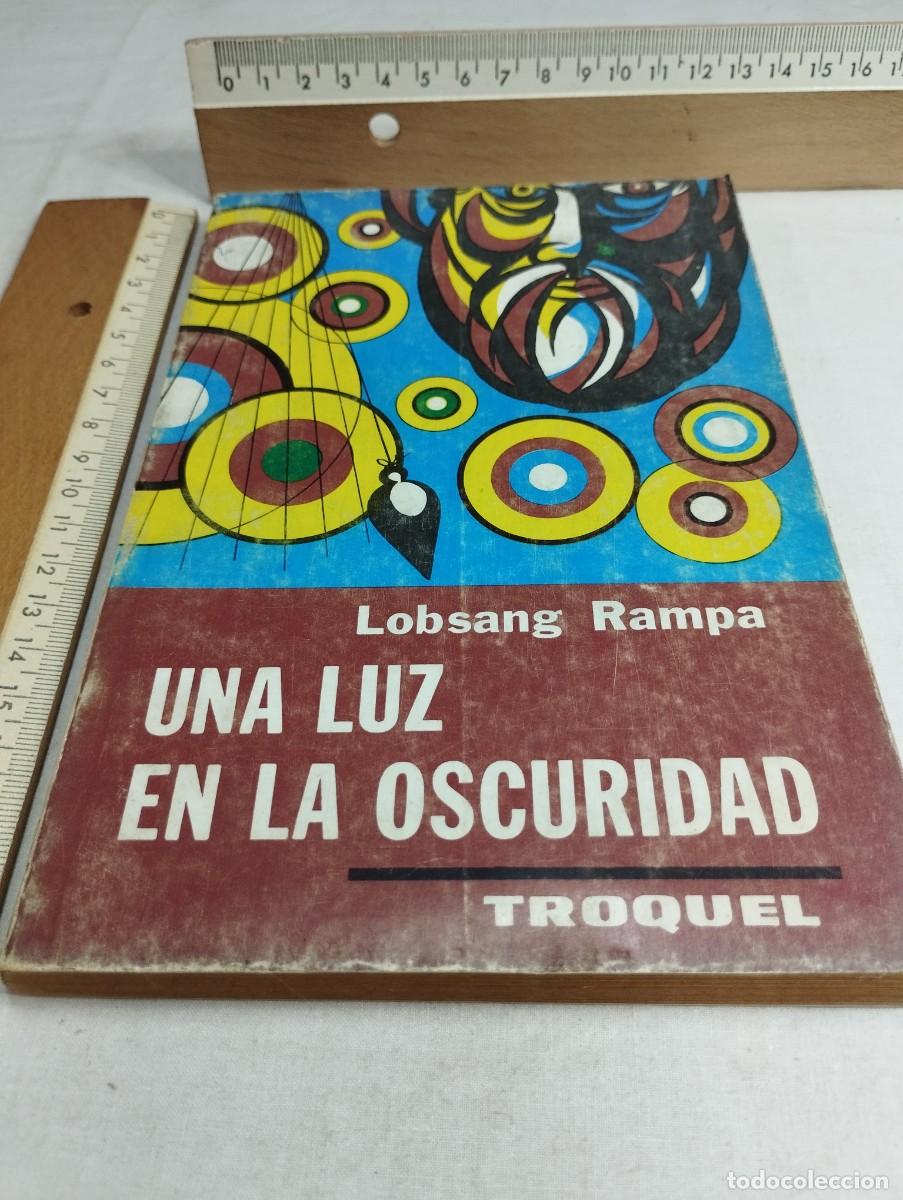 Libros de segunda mano: Una luz en la oscuridad. Lobsang Rampa - Foto 1