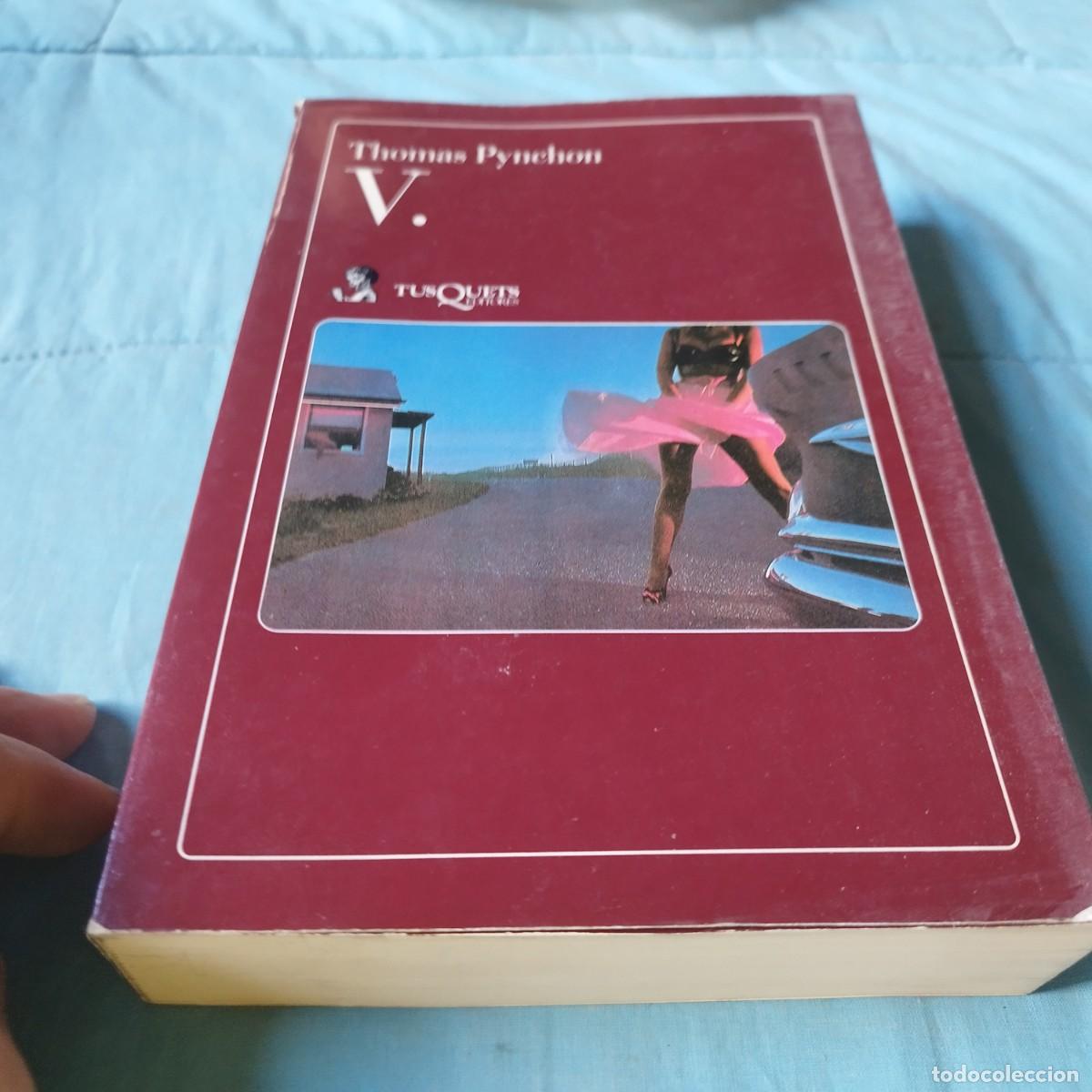 Libros de segunda mano: V. / THOMAS PYNEHON / GV 61 / TUSQUETS - Foto 2