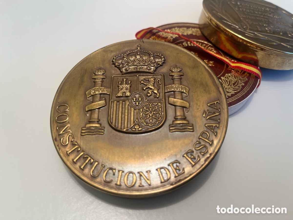 Libros de segunda mano: Polvera Constituci&oacute;n 1978 edici&oacute;n caja libro medalla Nvmisma - Foto 3