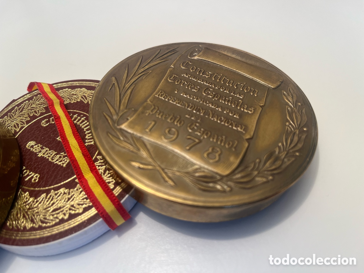 Libros de segunda mano: Polvera Constituci&oacute;n 1978 edici&oacute;n caja libro medalla Nvmisma - Foto 4