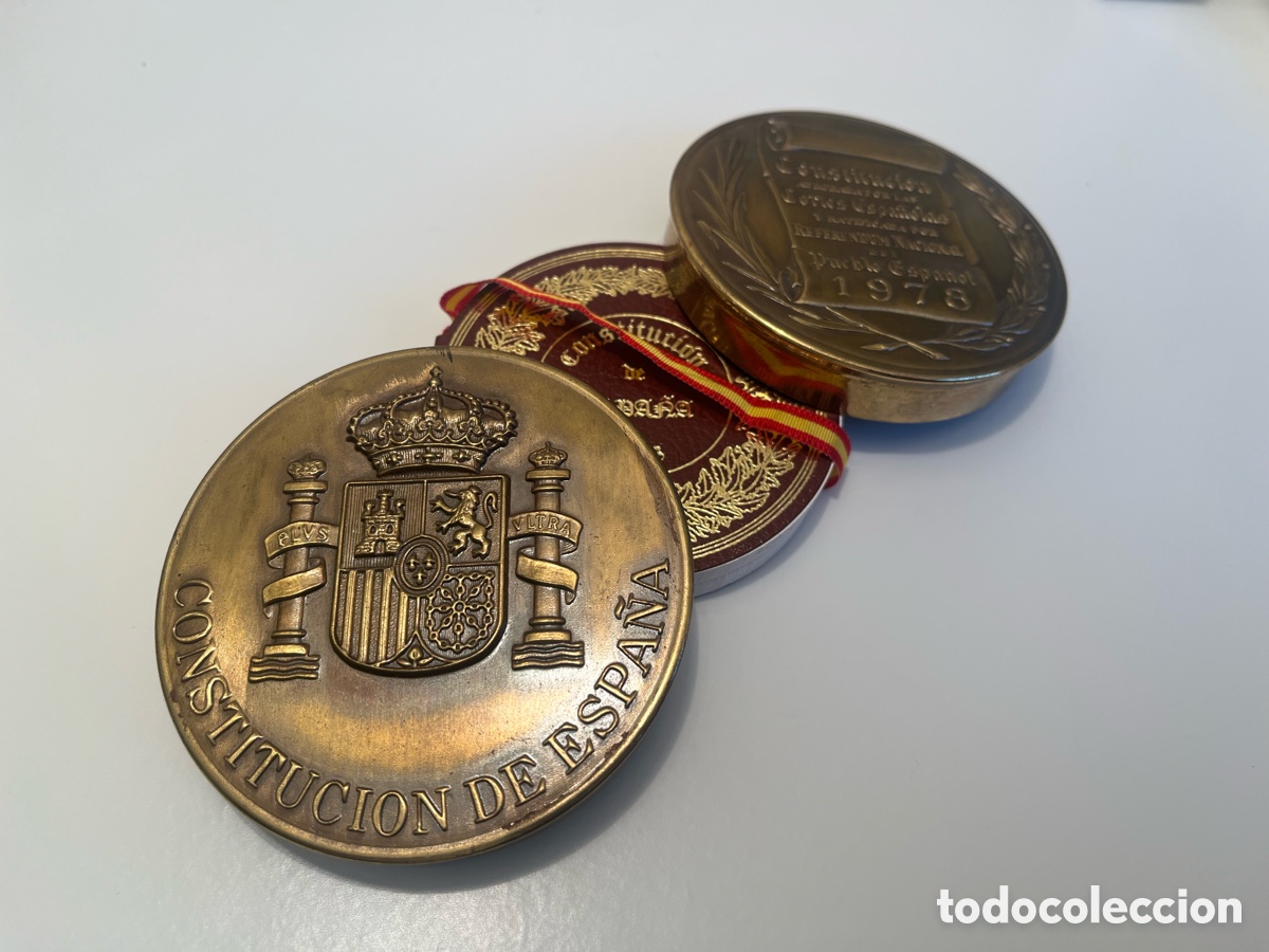 Libros de segunda mano: Polvera Constituci&oacute;n 1978 edici&oacute;n caja libro medalla Nvmisma - Foto 1
