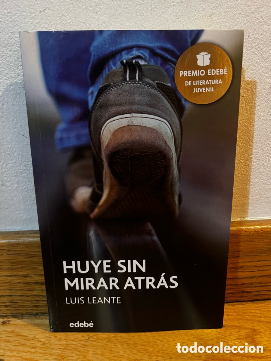 Libros de segunda mano: HUYE SIN MIRAR ATR&Aacute;S LUIS LEANTE - Foto 1