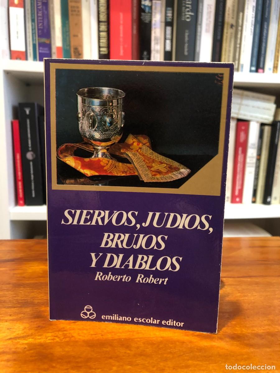 Libros de segunda mano: Siervos, jud&iacute;os, brujos y diablos. Roberto Robert. Emiliano Escolar editor. - Foto 1