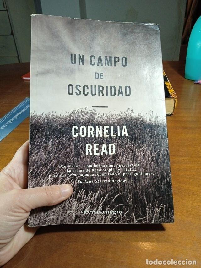 Libros de segunda mano: Un campo de oscuridad Cornelia Read - Foto 1