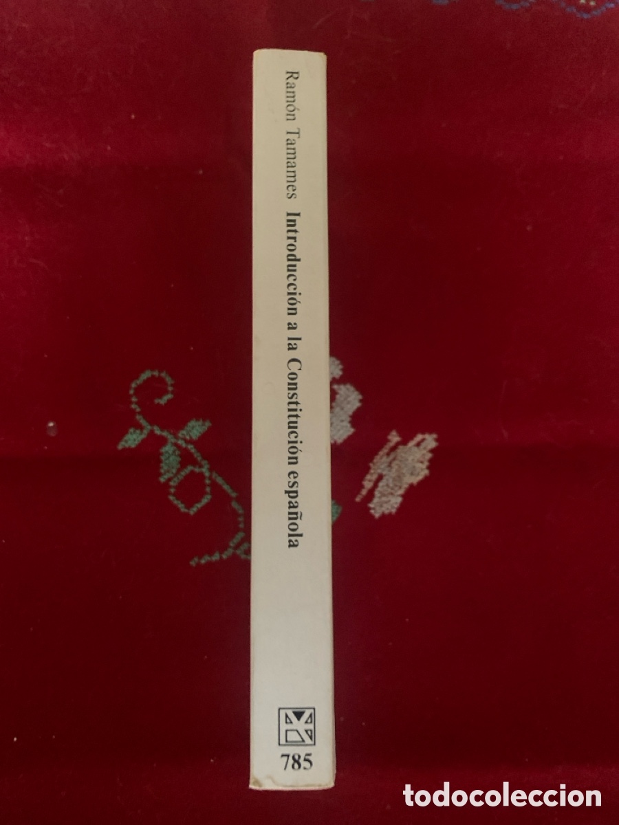 Libros de segunda mano: Introducci&oacute;n a la Constituci&oacute;n Espa&ntilde;ola (Texto y Comentarios). Ram&oacute;n Tamames. - Foto 2
