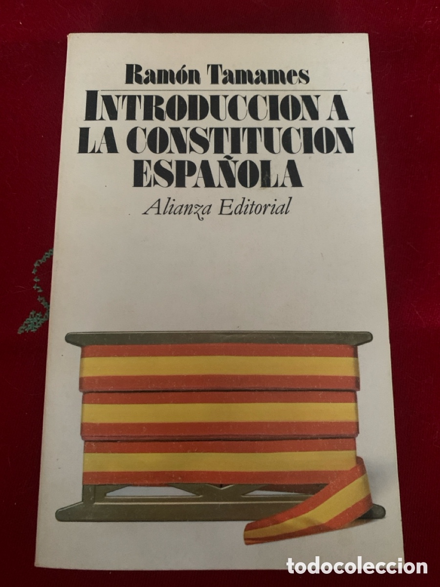 Libros de segunda mano: Introducci&oacute;n a la Constituci&oacute;n Espa&ntilde;ola (Texto y Comentarios). Ram&oacute;n Tamames. - Foto 1