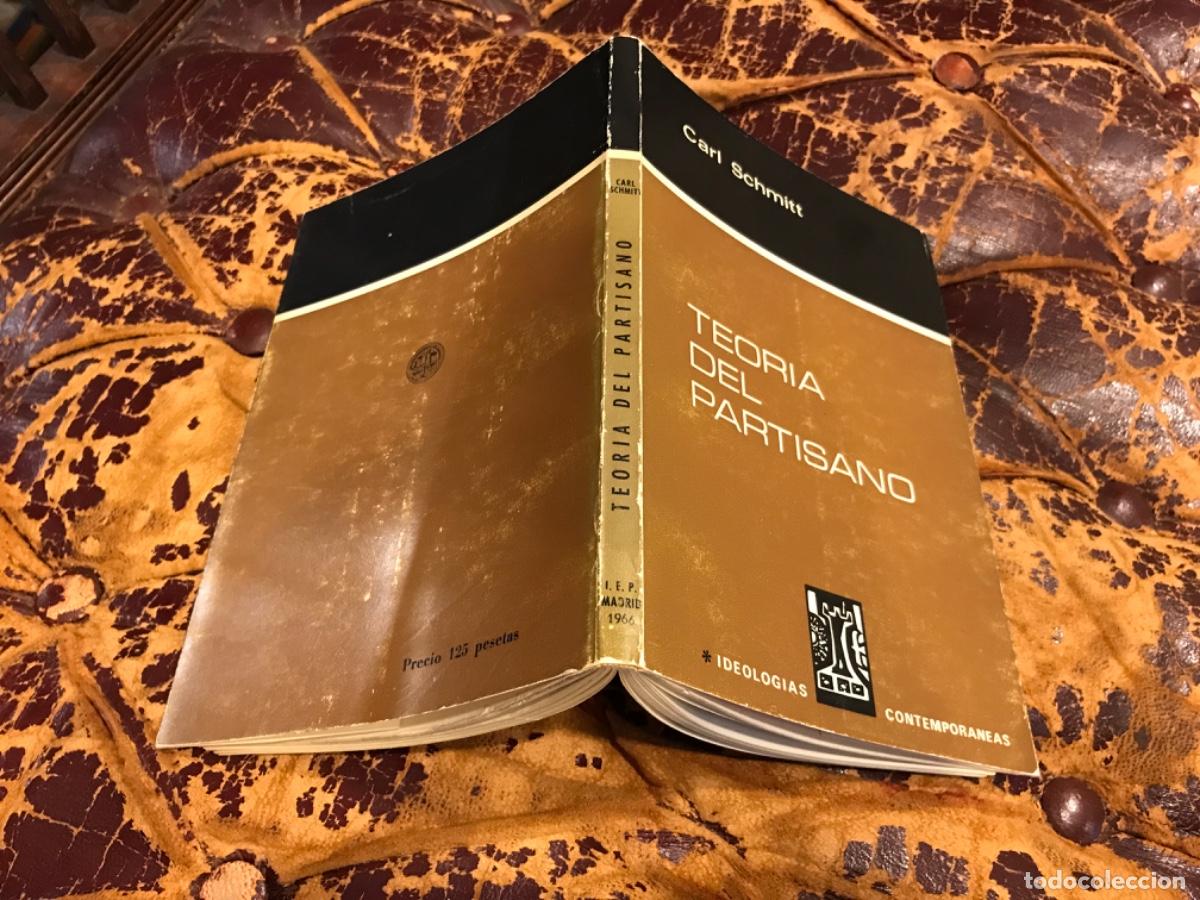 Libros de segunda mano: CARL SCHMITT. TEOR&Iacute;A DEL PARTISANO. 1966 - Foto 1