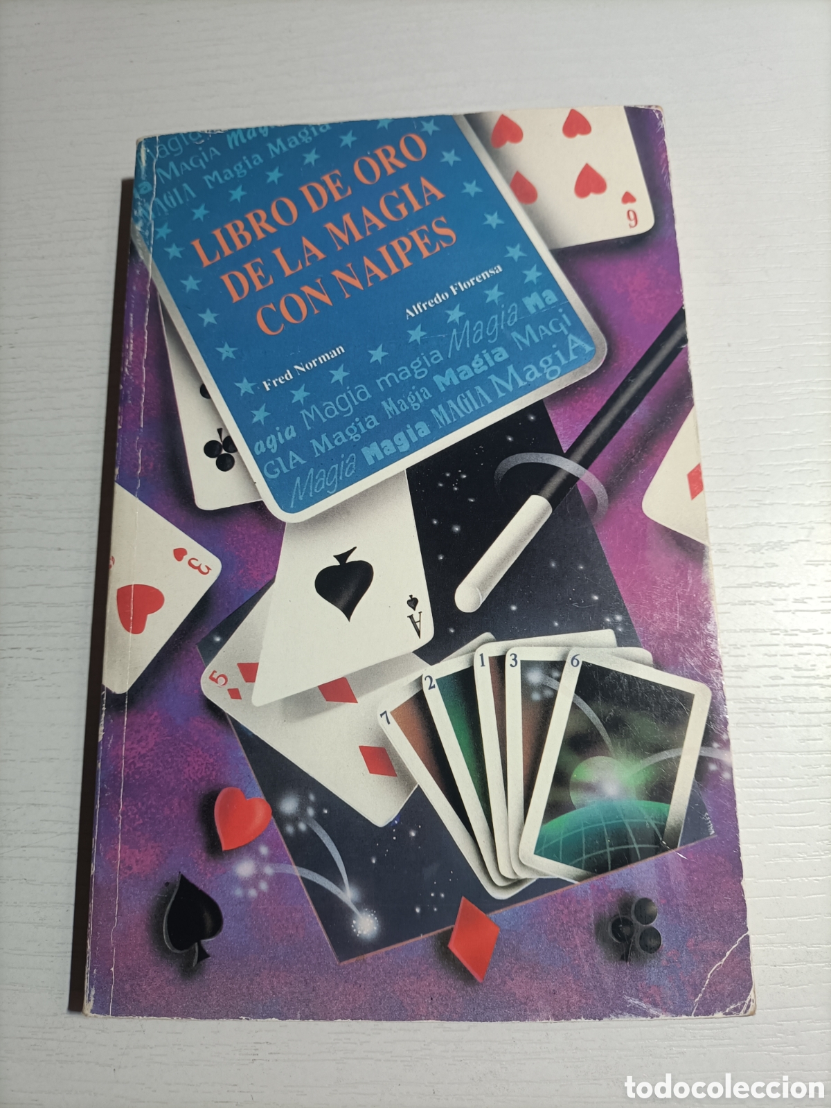 Libros de segunda mano: Libro de oro de la magia con naipes. Una antolog&iacute;a de juegos de magia con cartas. Juegos jugando