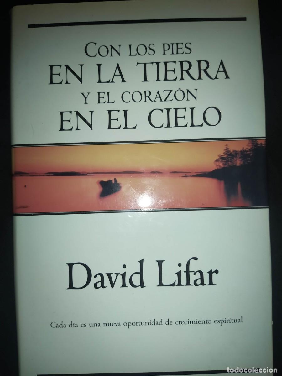 Libros de segunda mano: CON LOS PIES EN LA TIERRA Y EL CORAZ&Oacute;N EN EL CIELO - DAVID LIFAR - Foto 1
