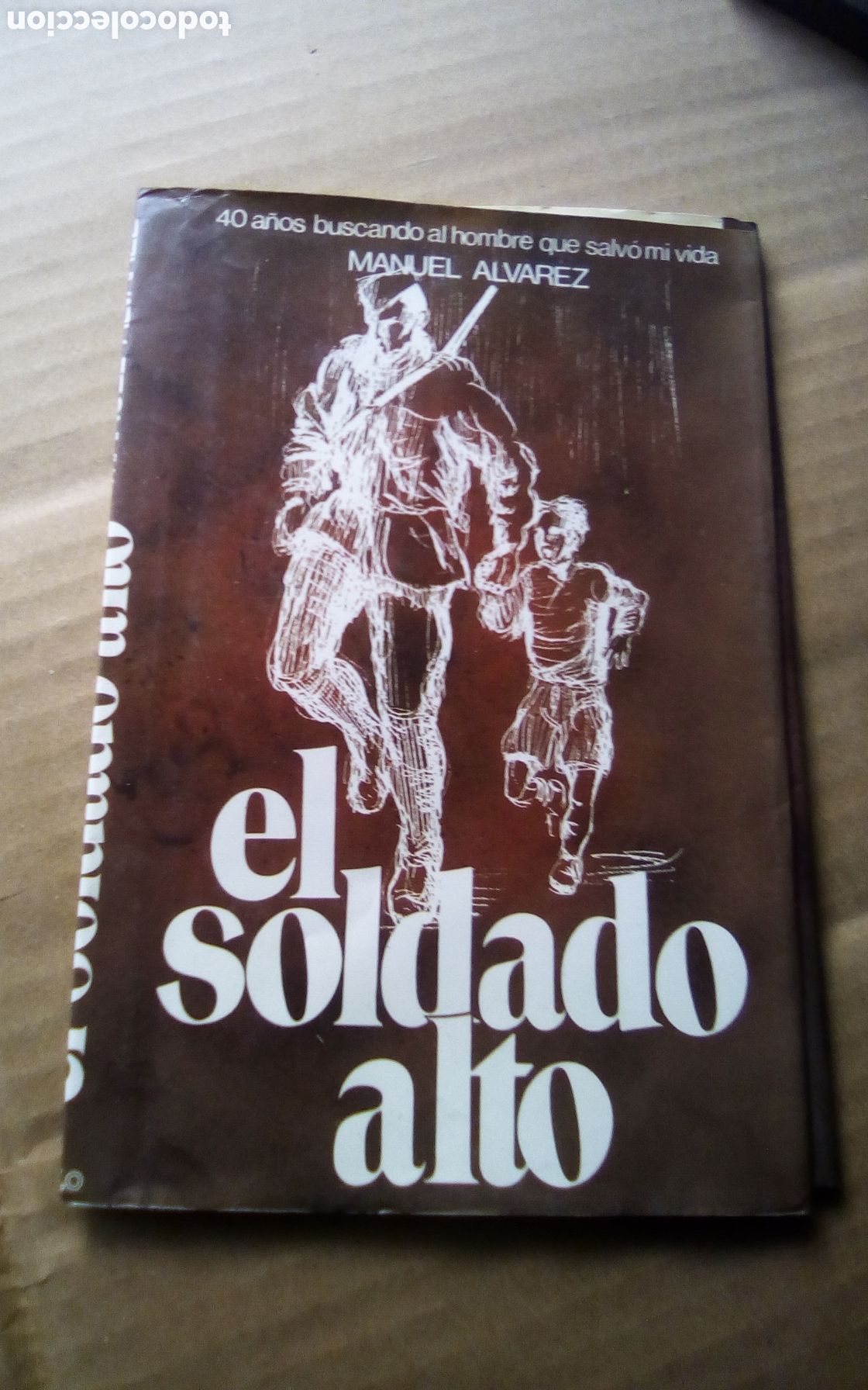 Libros de segunda mano: Sobrecubierta del libro El soldado alto. De Manuel &Aacute;lvarez. Editado C&iacute;rculo de Lectores, ref. 32508 - Foto 1