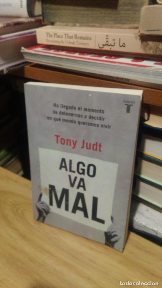 Libros de segunda mano: ALGO VA MAL, TONY JUDT, ED. TAURUS - Foto 1