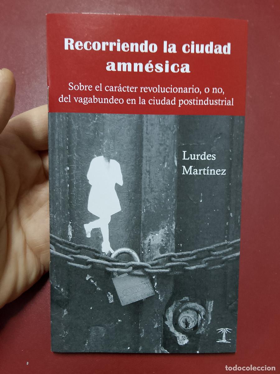 Libros de segunda mano: Lurdes Mart&iacute;nez: Recorriendo la ciudad amn&eacute;sica - Foto 1