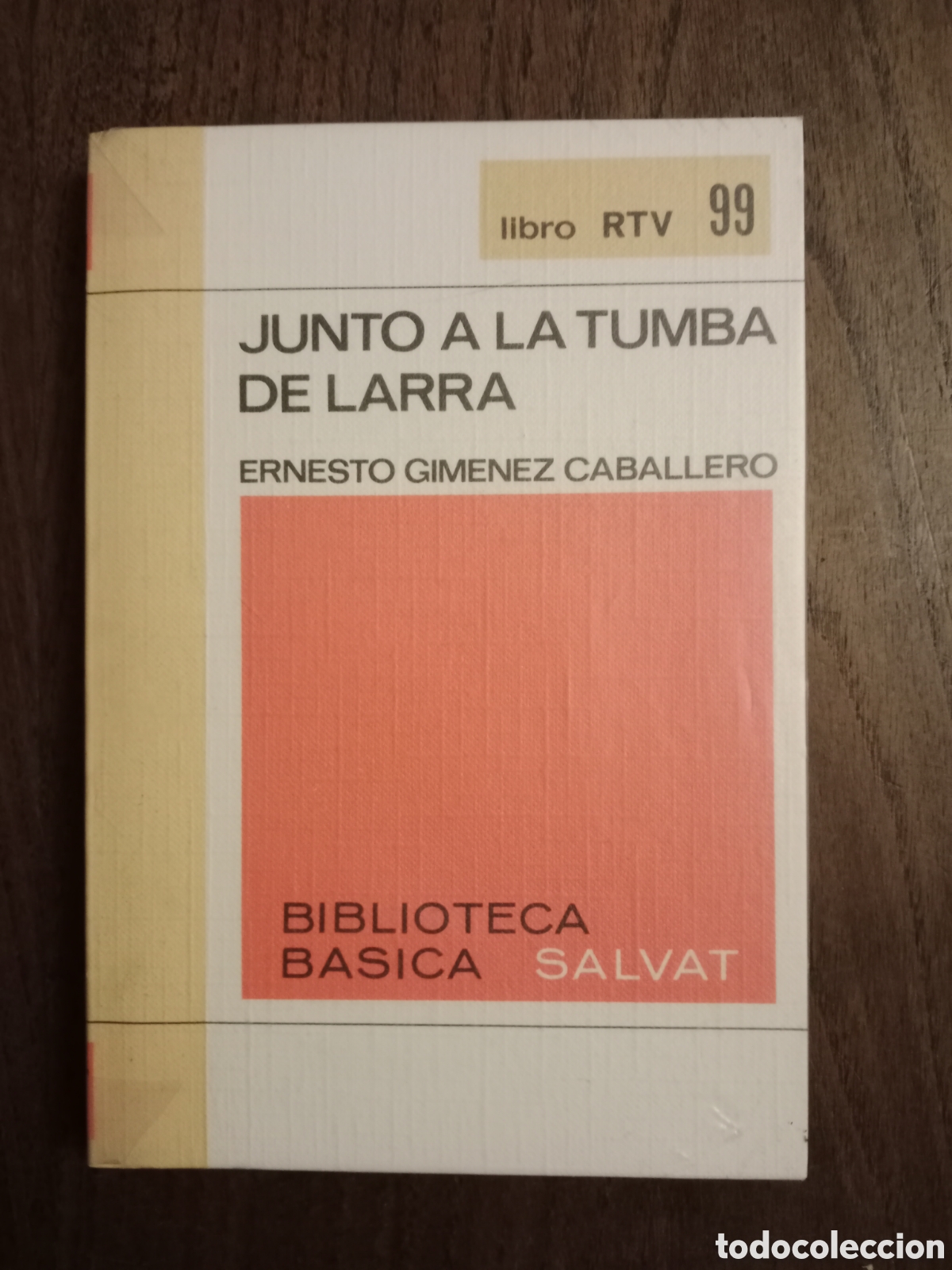 Libros de segunda mano: Libro junto a la tumba de larra de Ernesto Gim&eacute;nez caballero - Foto 1