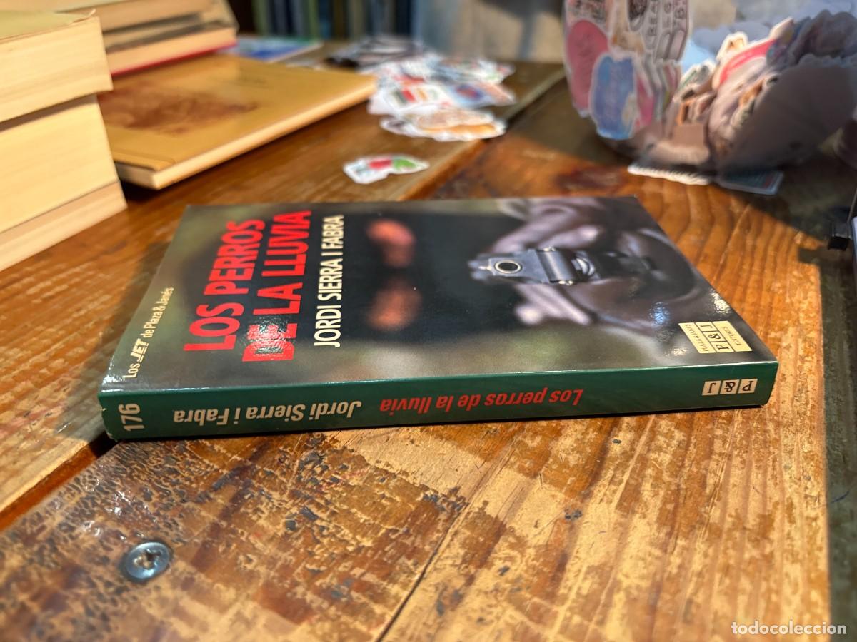 Libros de segunda mano: Los perros de la lluvia TRS - Foto 2