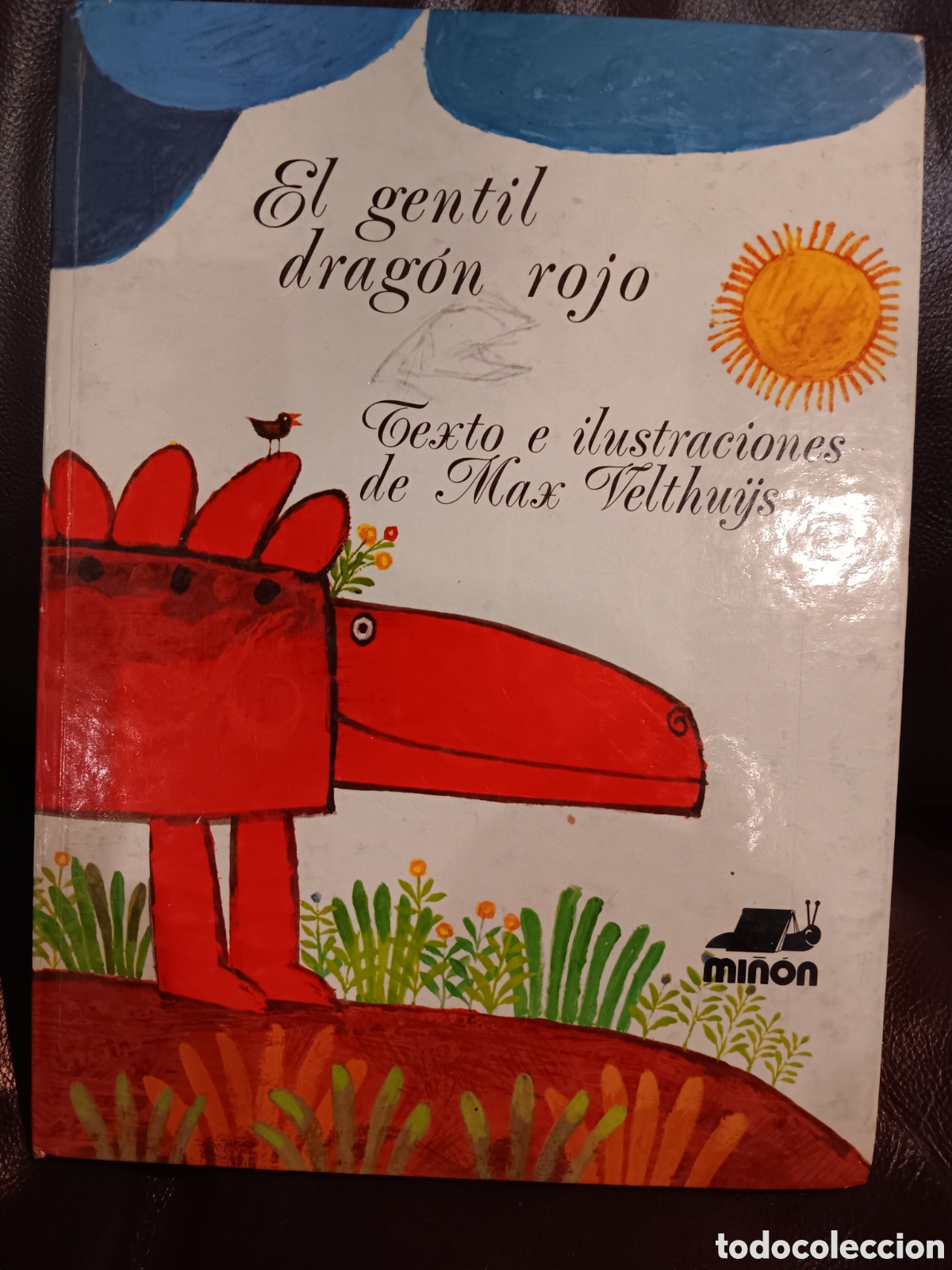 Libros de segunda mano: El gentil drag&oacute;n rojo. Texto e ilustraciones de M. Velthuys - Foto 1
