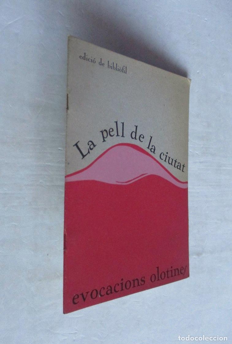 Libros de segunda mano: LA PELL DE LA CIUTAT - EVOCACIONS OLOTINES - Foto 1