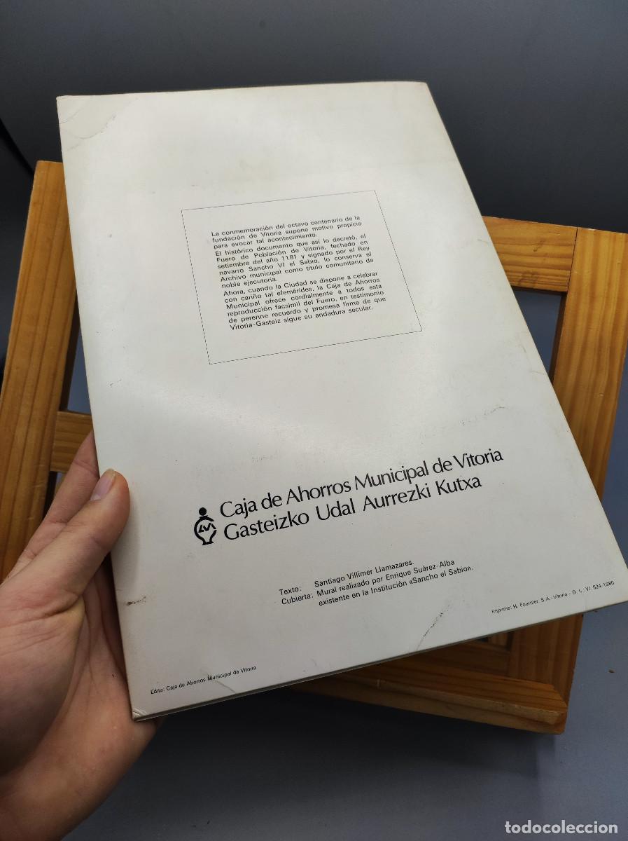 Libros de segunda mano: Vitoria. Documento facs&iacute;mil del fuero de poblaci&oacute;n - Foto 4