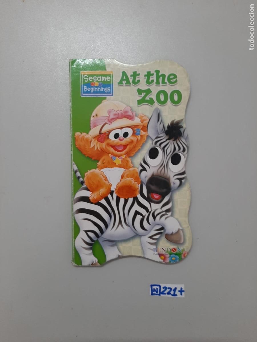 Libros de segunda mano: Libro: at the zoo.,. - Foto 1