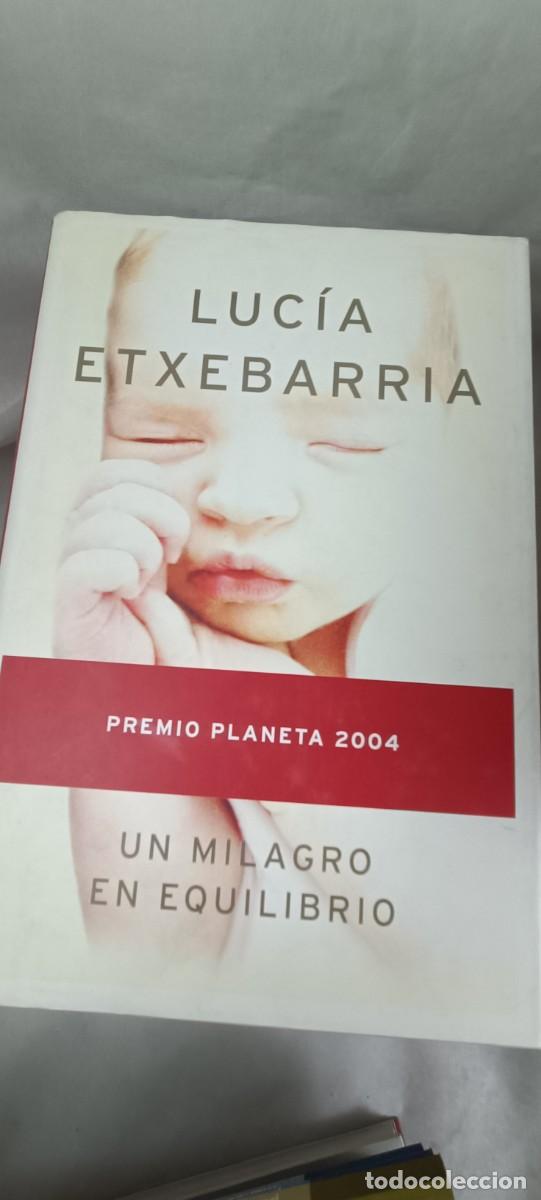Libros de segunda mano: UN MILAGRO EN EQUILIBRIO. LUC&Iacute;A ETXEBARR&Iacute;A. - Foto 1