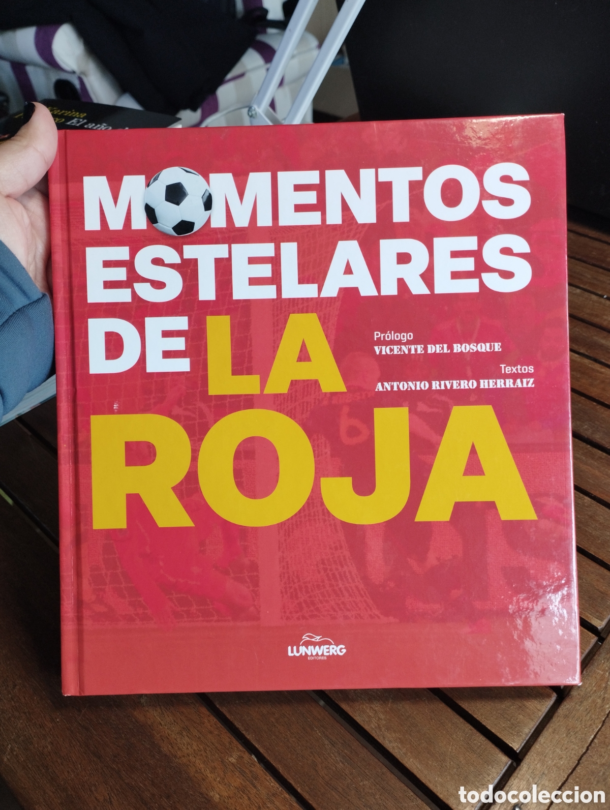 Libri di seconda mano: Momentos estelares de la Roja. Antonio Rivero Herraiz Editorial LUNWERG EDITORES 2022 FUTBOL ESPA&Ntilde;A