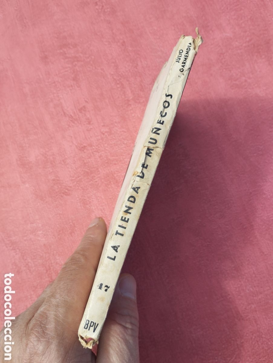 Libros de segunda mano: La tienda de mu&ntilde;ecos. Julio Garmendia. - Foto 3