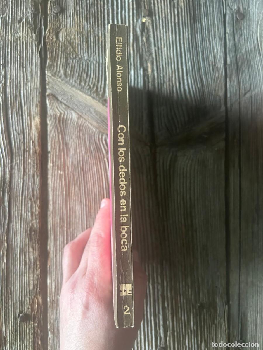 Libros de segunda mano: CON LOS DEDOS EN LA BOCA. ELFIDIO ALONSO - Foto 2