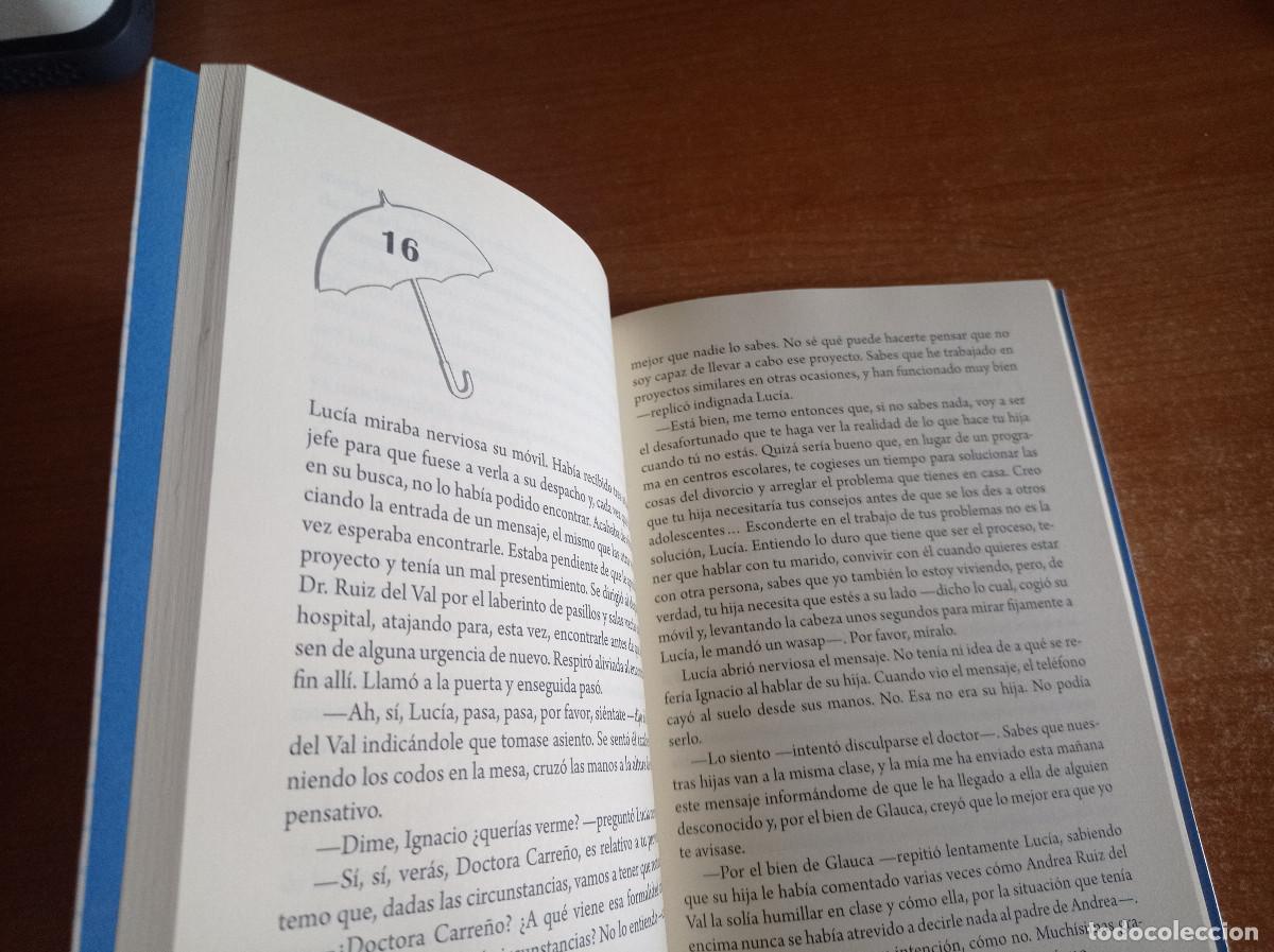 Libros de segunda mano: Bajo el paraguas azul - Elena Mart&iacute;nez - Nowevolution Editorial, 2017 - Foto 3