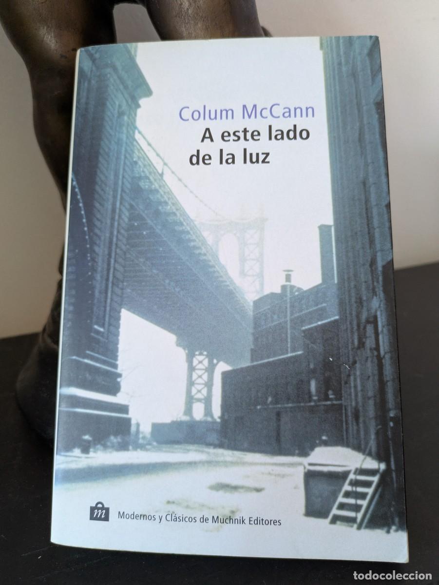 Libros de segunda mano: COLUM MCCANN - A ESTE LADO DE LA LUZ (MUCHNIK, 2000). 1&ordf; ED. - Foto 1