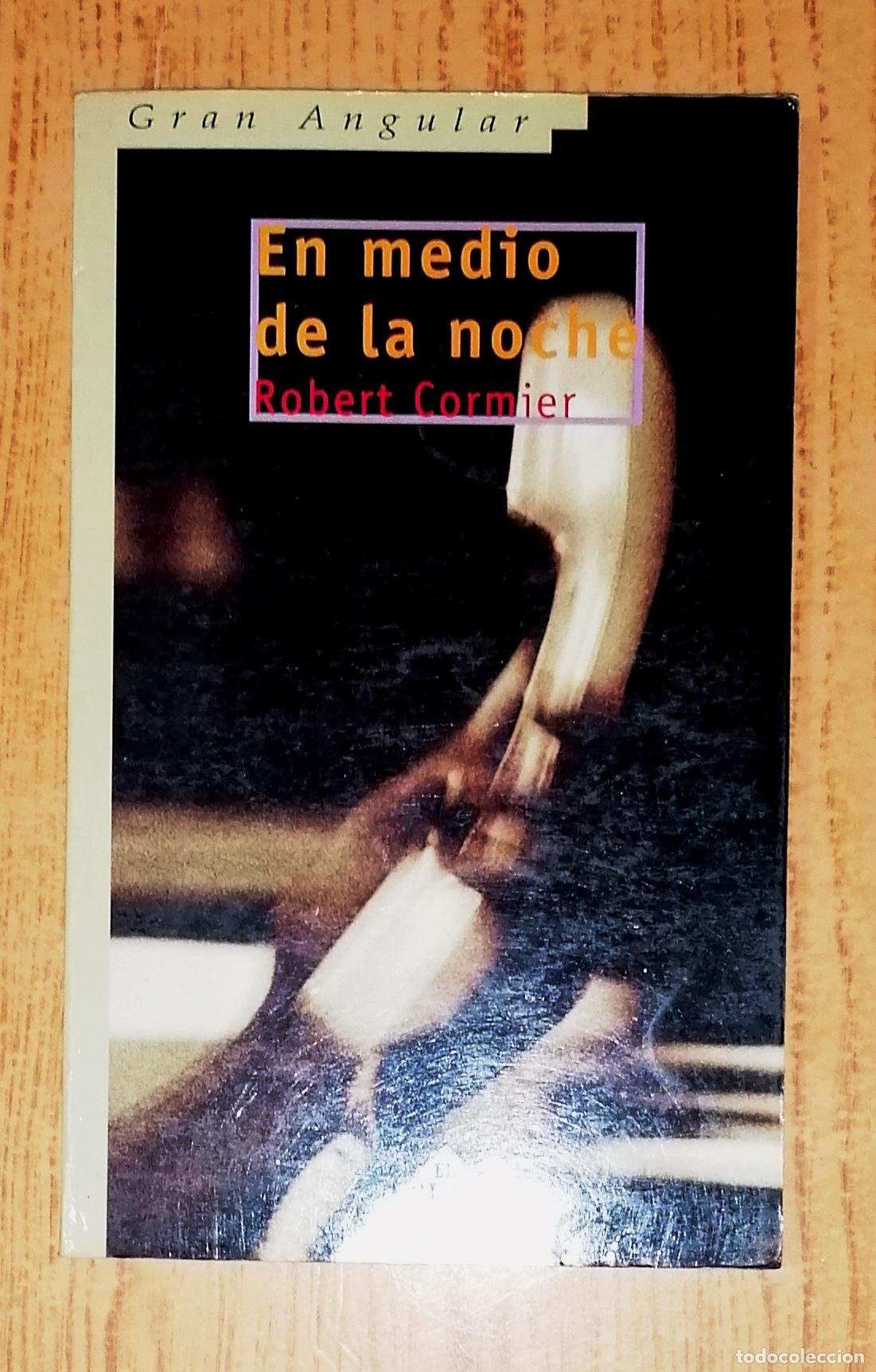 Libros de segunda mano: EN MEDIO DE LA NOCHE (El Clan de la Mano Embrujada ; 2) (Gran Angular) / Robert Cormier. - Ed. SM - Foto 1