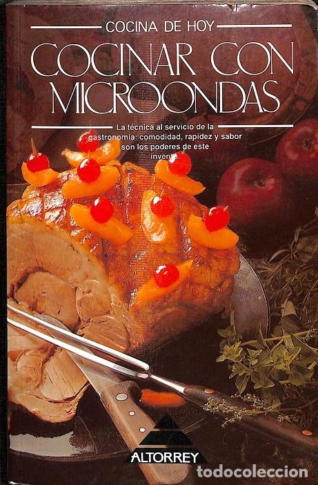 Libros de segunda mano: COCINAR CON MICROONDAS - AA.VV. - Altorrey - 1992 - Foto 1