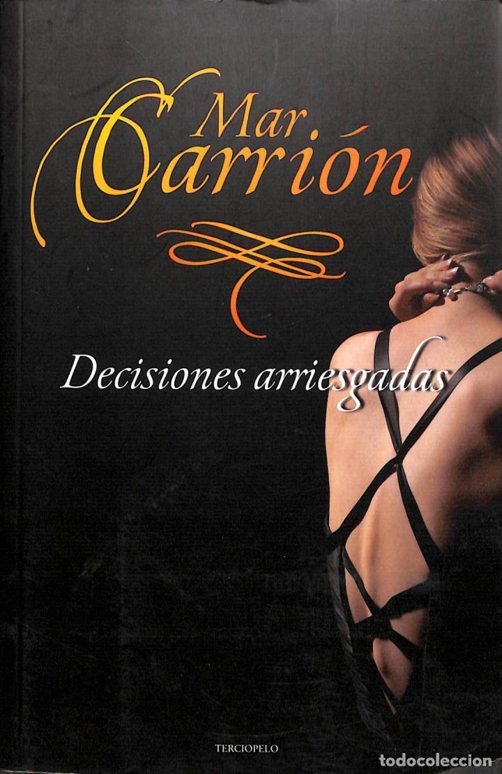 Libros de segunda mano: DECISIONES ARRIESGADAS - MAR CARRION - TERCIOPELO - 2010, 1&ordf; ed. - Foto 1