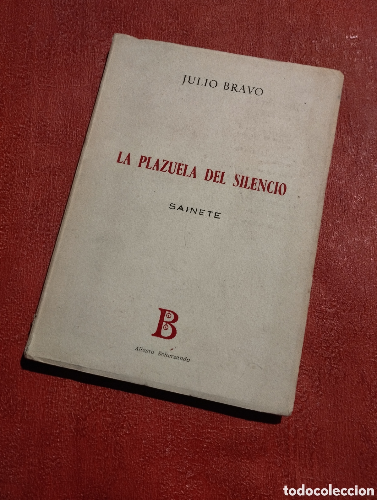 Libros de segunda mano: La plazuela del silencio. Julio Bravo. Dedicatoria a Luis Mar&iacute;a Ans&oacute;n. - Foto 1