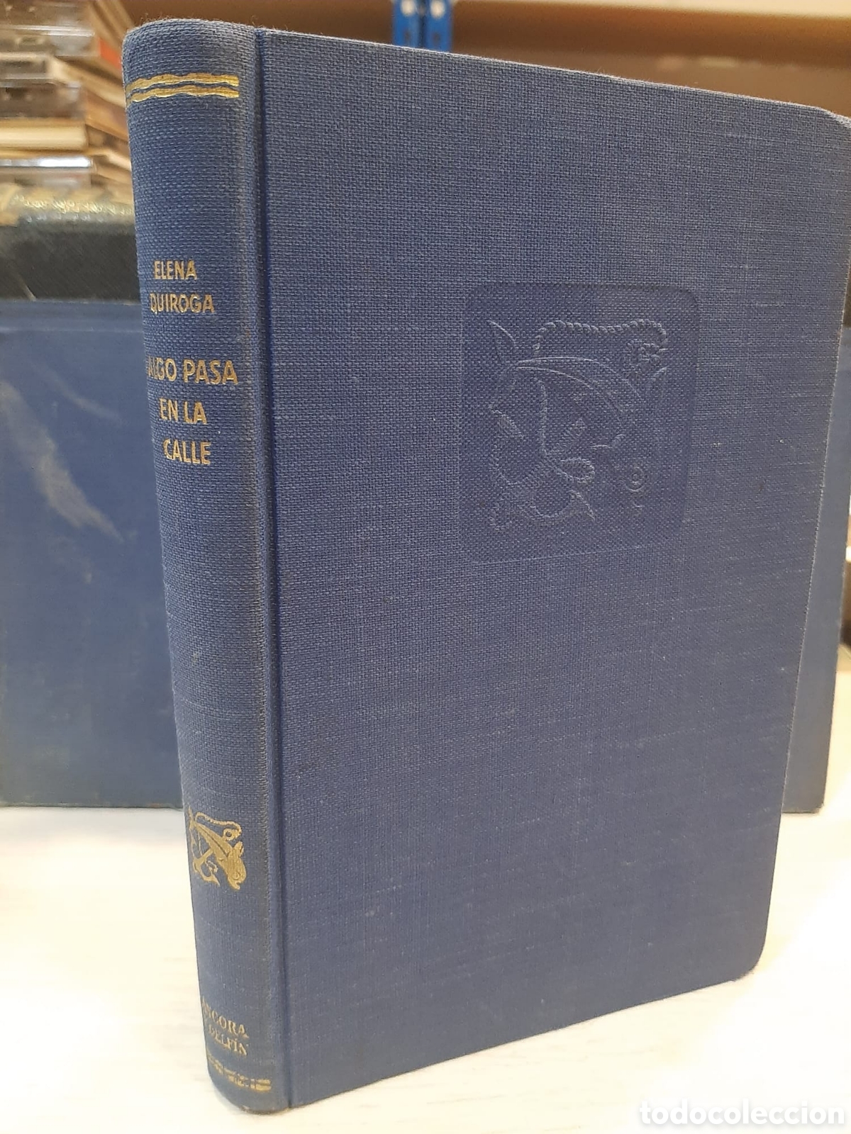 Libros de segunda mano: Algo pasa en la calle - Elena Quiroga - Foto 1