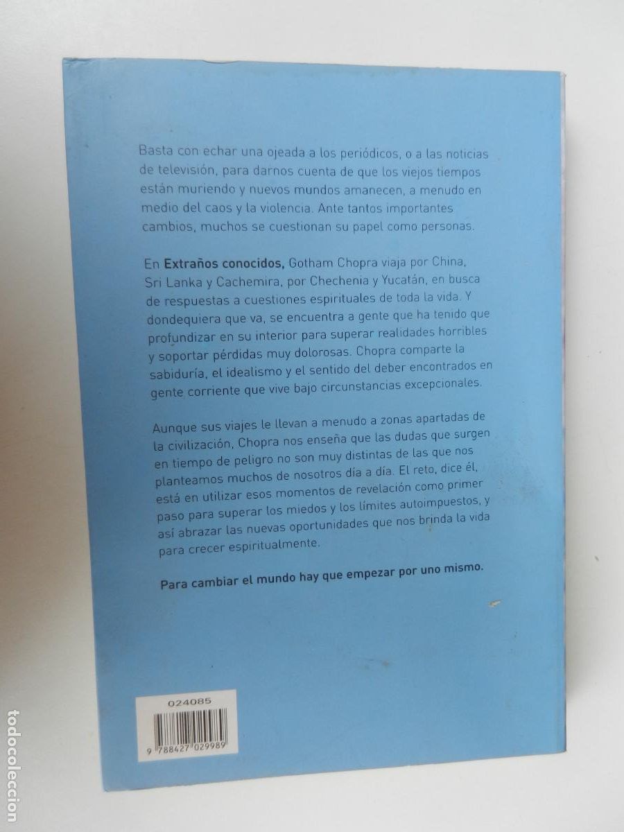 Libros de segunda mano: EXTRA&Ntilde;OS CONOCIDOS - GOTHAM GOPRA - EDICIONES MART&Iacute;NEZ ROCA PRIMERA EDICI&Oacute;N 2004. - Foto 2