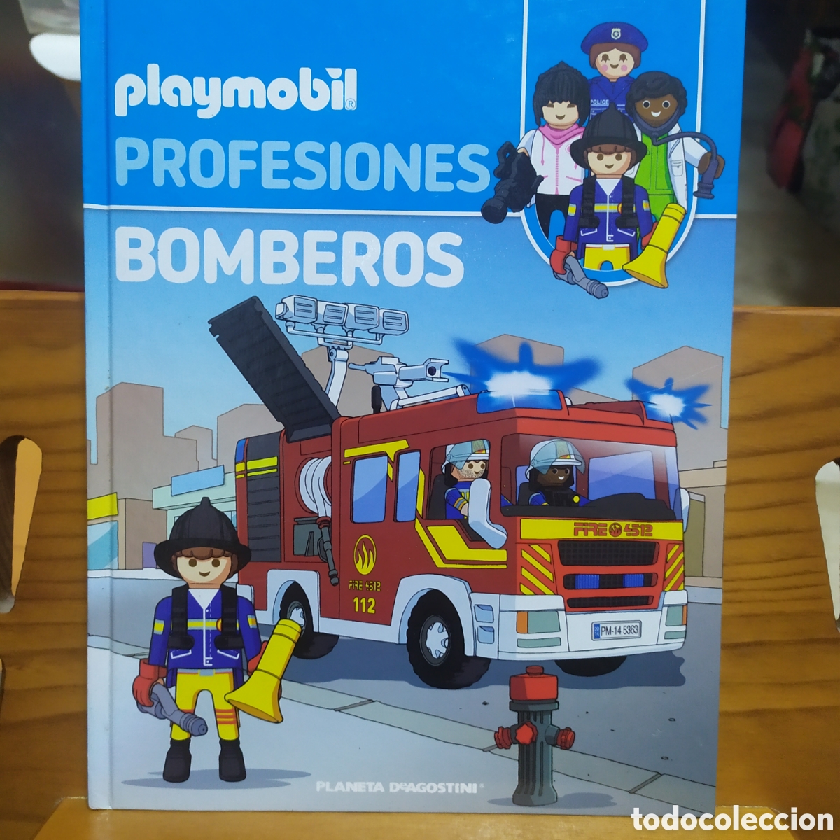 Libros de segunda mano: Libro de la colecci&oacute;n de Planeta de DeAgostini del a&ntilde;o 2018 - Playmobil profesiones: Bomberos