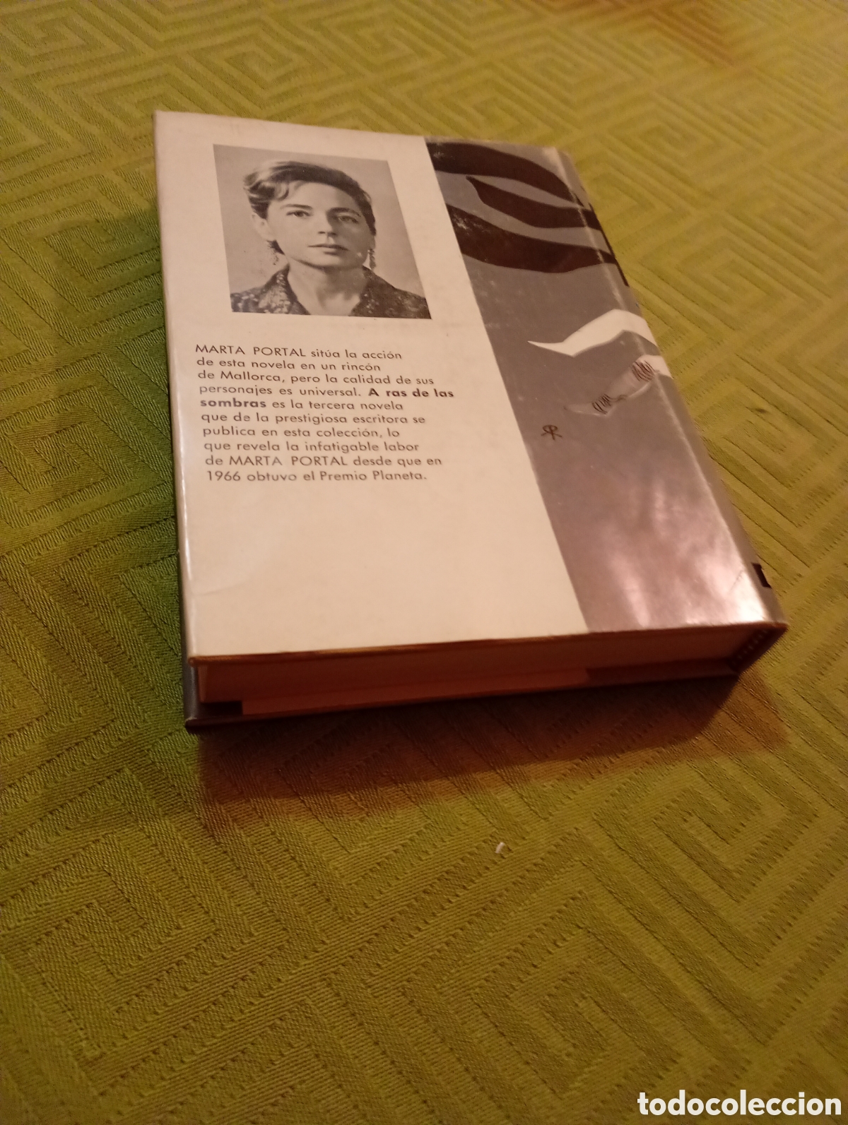 Libros de segunda mano: A ras de las sombras. Marta Portal - Foto 2