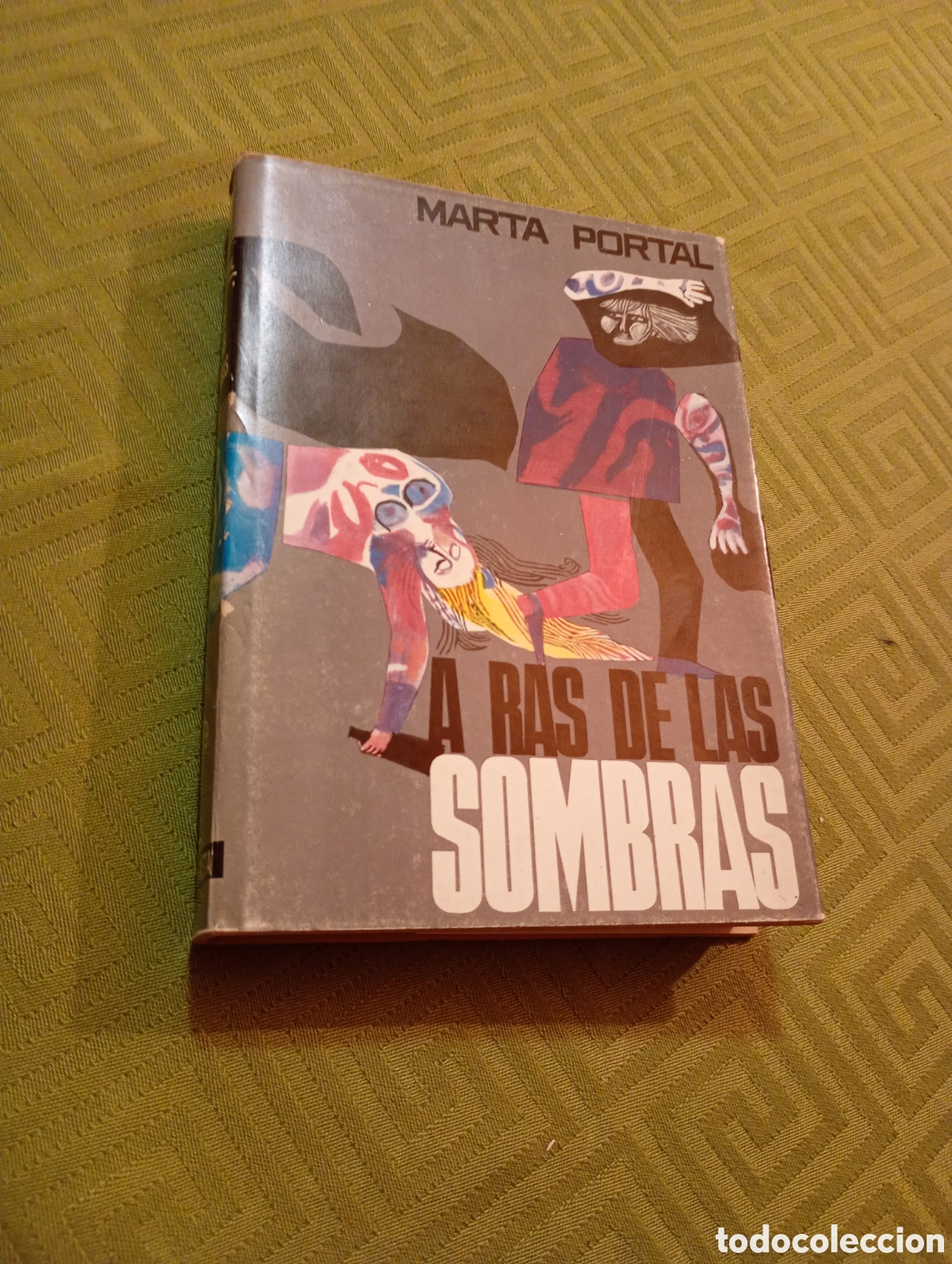 Libros de segunda mano: A ras de las sombras. Marta Portal - Foto 1