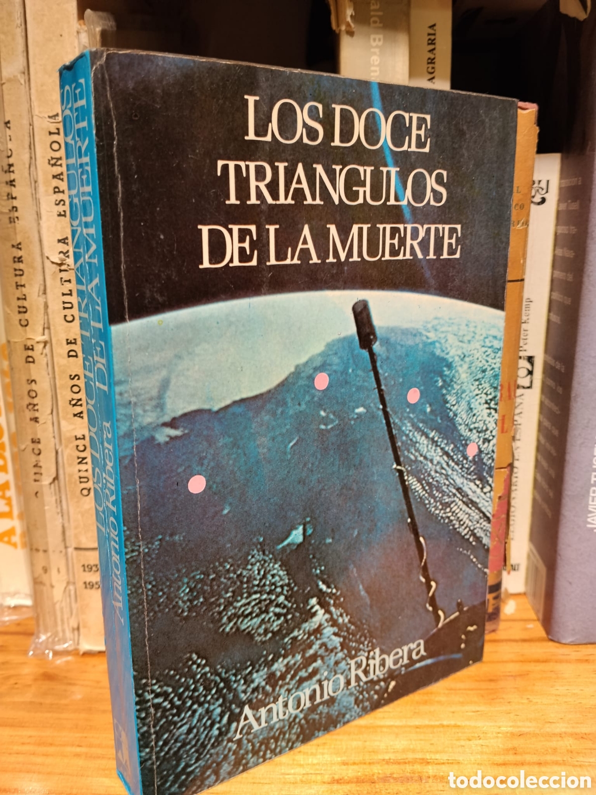 Libros de segunda mano: Los doce tri&aacute;ngulos de la muerte - Antonio Ribera - Foto 1