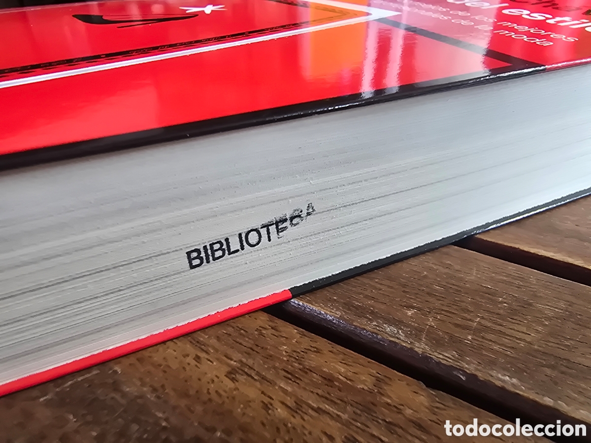 Libros de segunda mano: El libro rojo del estilo Chavez, Brenda Editorial PENINSULA 2017 guia de estilo y moda - Foto 3