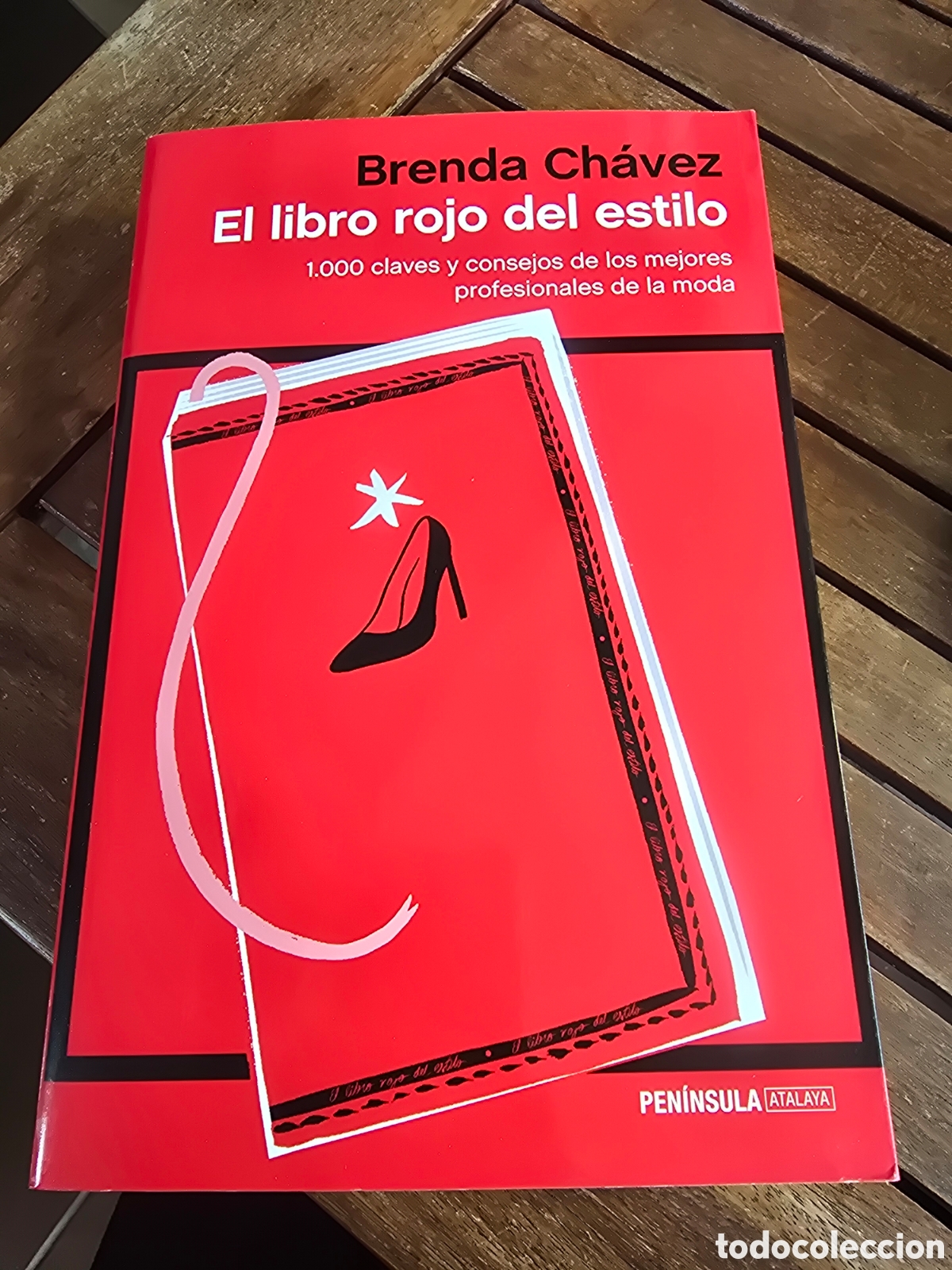 Libros de segunda mano: El libro rojo del estilo Chavez, Brenda Editorial PENINSULA 2017 guia de estilo y moda - Foto 1
