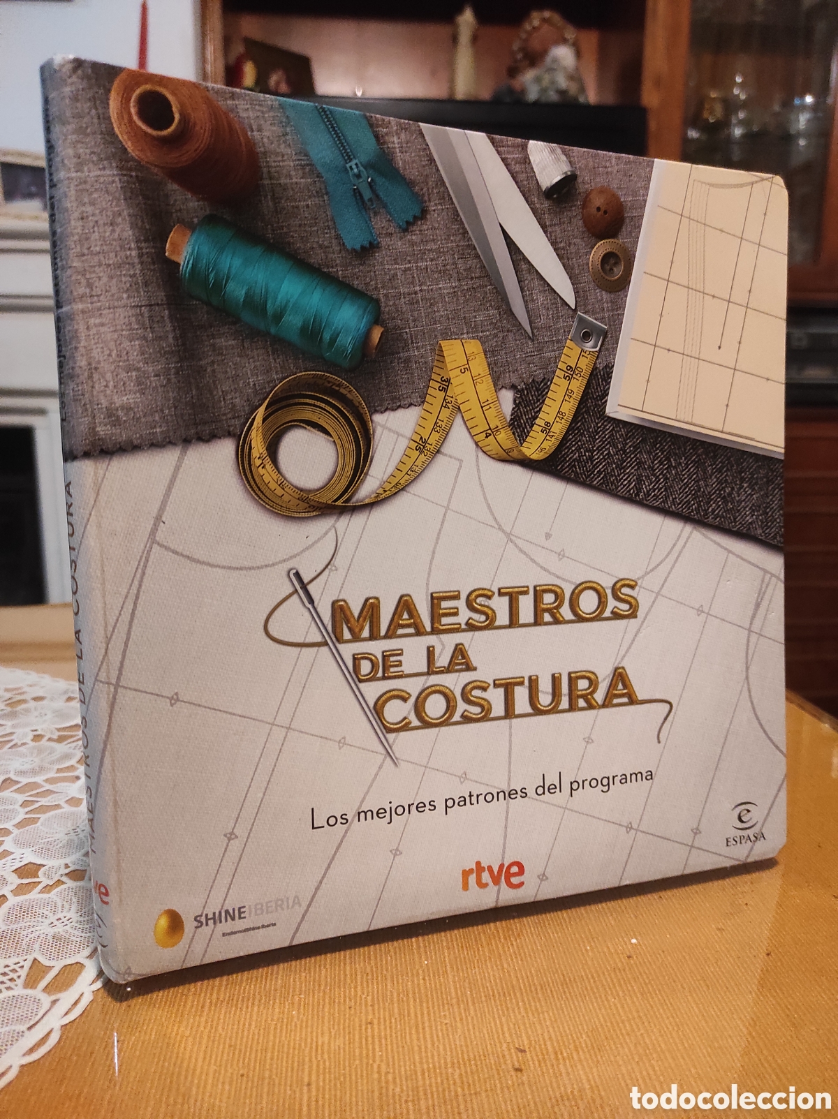 Libros de segunda mano: Maestros de la costura. Los mejores patrones del programa - Shine; RTVE - Foto 1