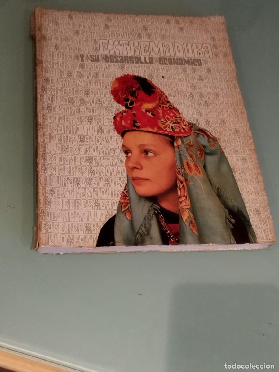 Libros de segunda mano: Libro Extremadura y su desarrollo econ&oacute;mico.
