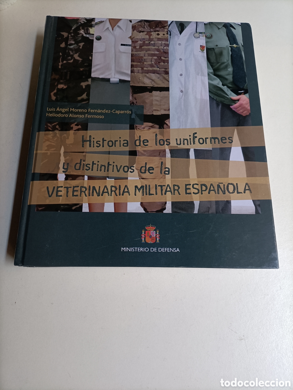 Libros de segunda mano: Historia de los uniformes y distintivos de la veterinaria militar espa&ntilde;ola. Militar historia