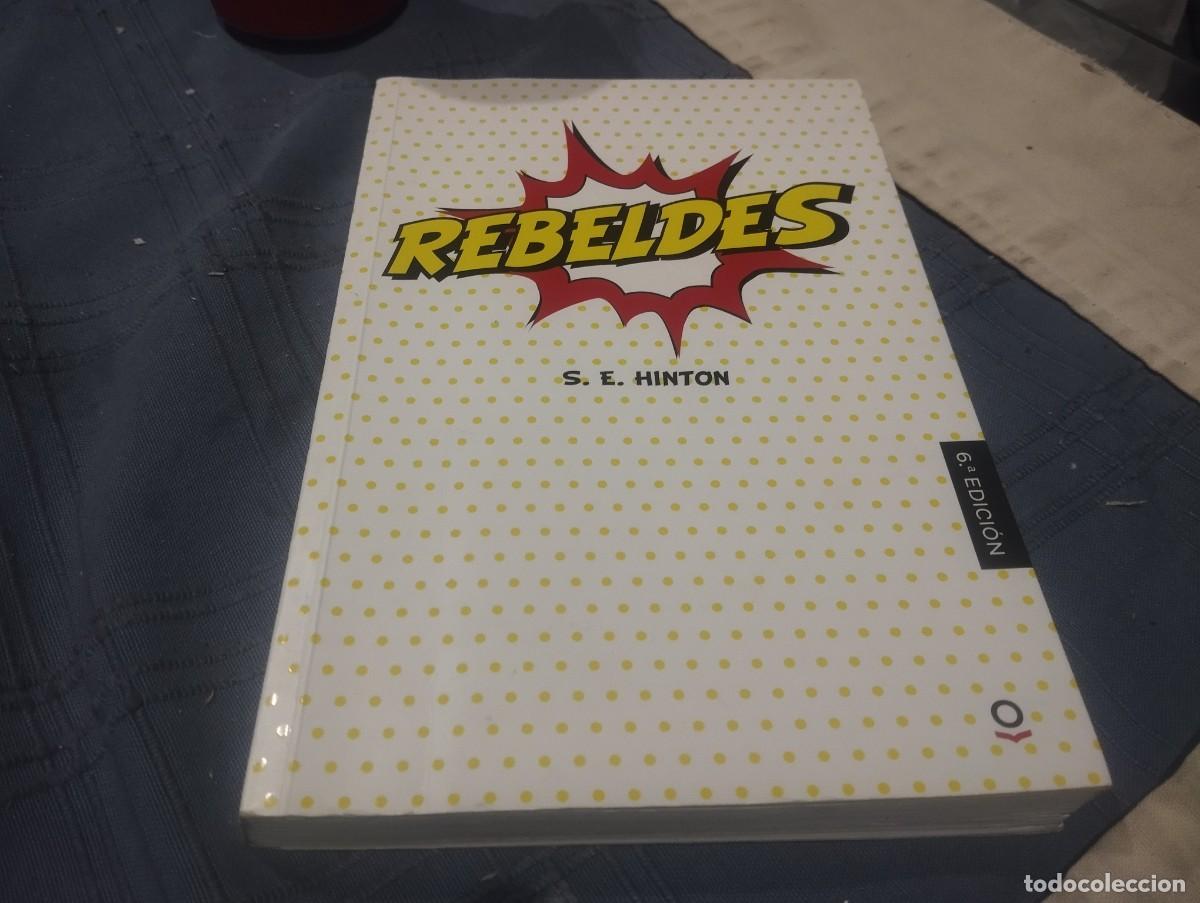 Libros de segunda mano: REBELDES S. E. HINTON ED. LOQUELEO 2020 - Foto 1