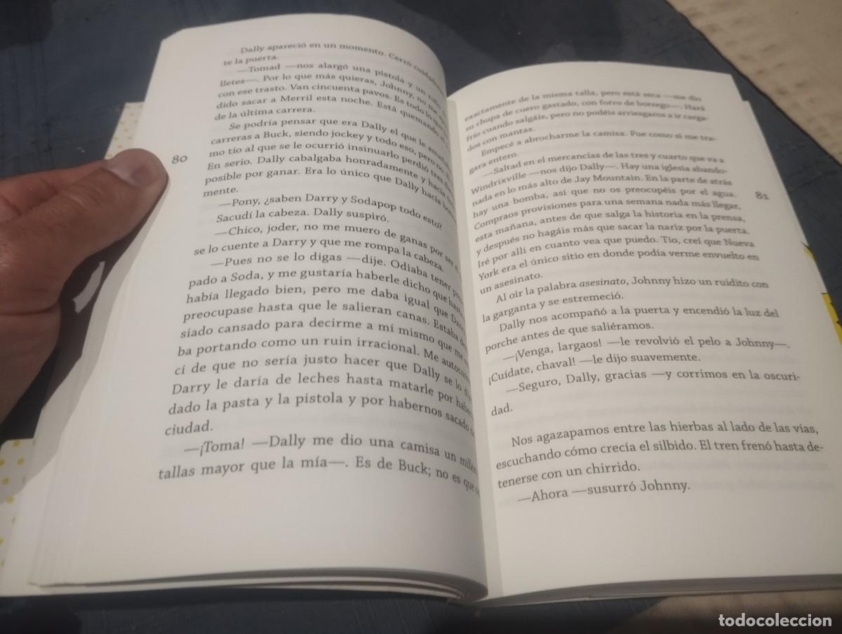 Libros de segunda mano: REBELDES S. E. HINTON ED. LOQUELEO 2020 - Foto 3