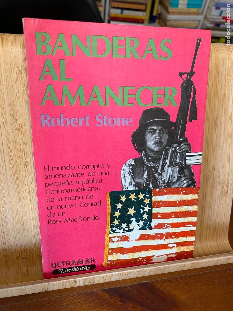 Libros de segunda mano: BANDERAS AL AMANECER. ROBERT STONE. EDITORIAL ULTRAMAR - Foto 1