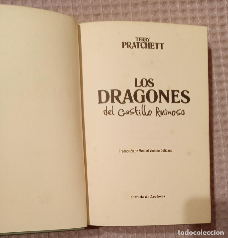 Libros de segunda mano: Libro Los Dragones del Castillo Ruinoso de Terry Pratchett - Foto 3